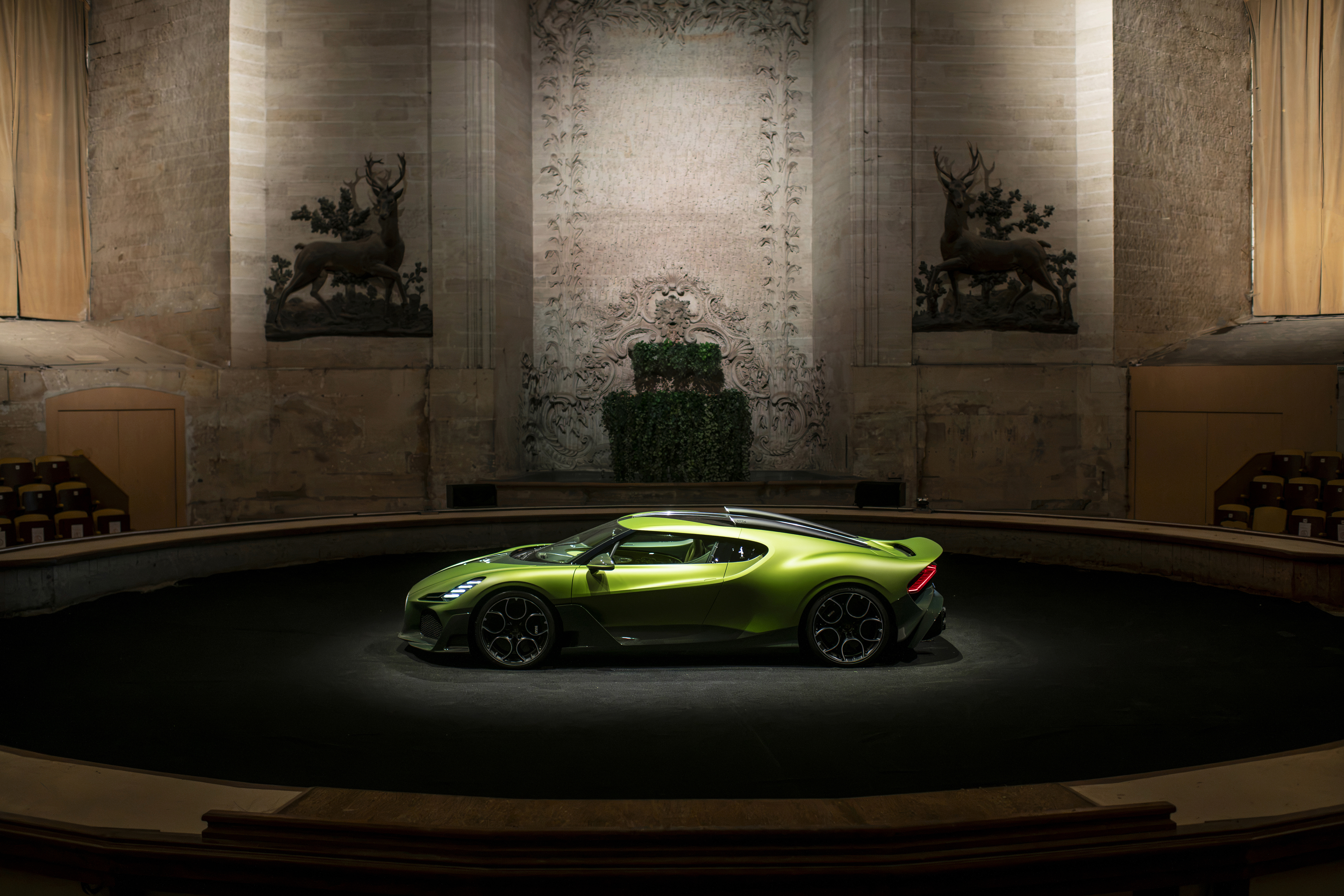 The Bugatti Brouillard is unveiled to its owner in the intimate setting of the Dôme des Grandes Écuries at the Château de Chantilly. This private celebration marks the culmination of an immersive and emotional creative journey undertaken with the Bugatti teams.